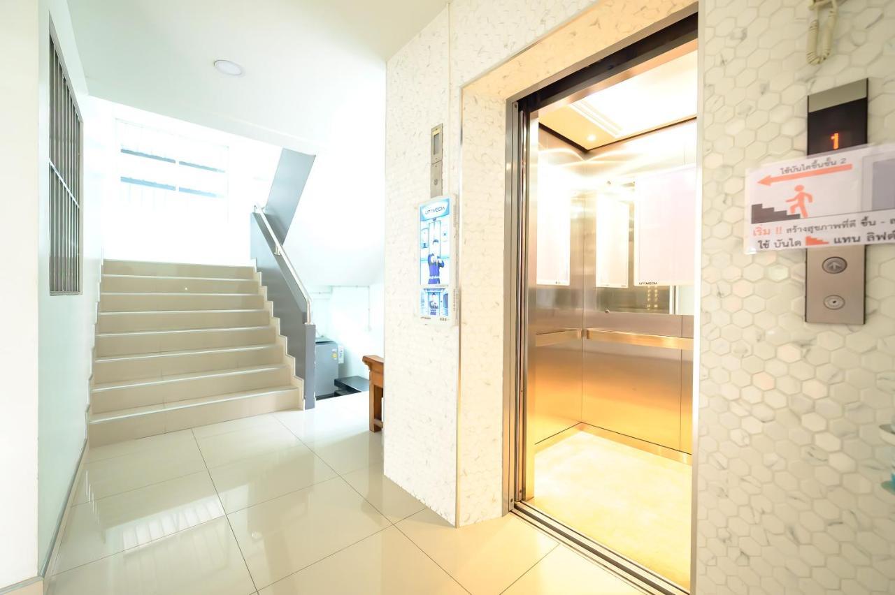 The Living Block Hotell Bangkok Exteriör bild