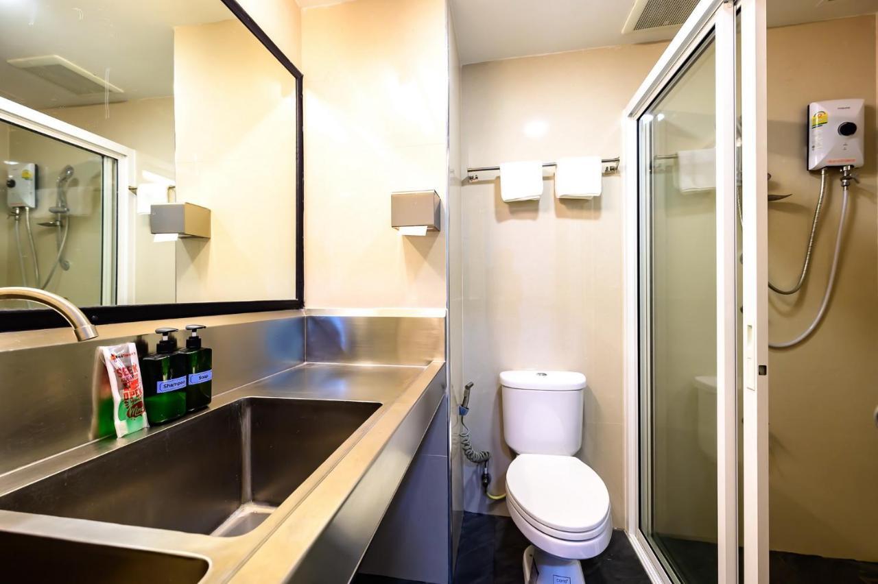 The Living Block Hotell Bangkok Exteriör bild