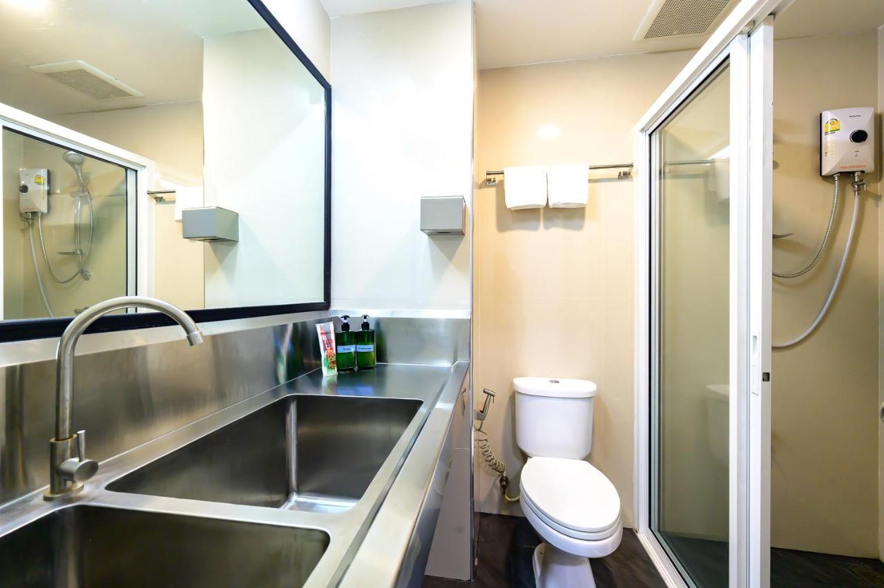 The Living Block Hotell Bangkok Exteriör bild