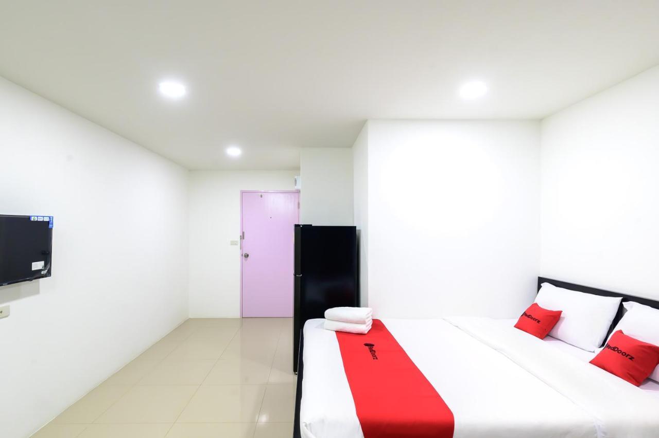 The Living Block Hotell Bangkok Exteriör bild
