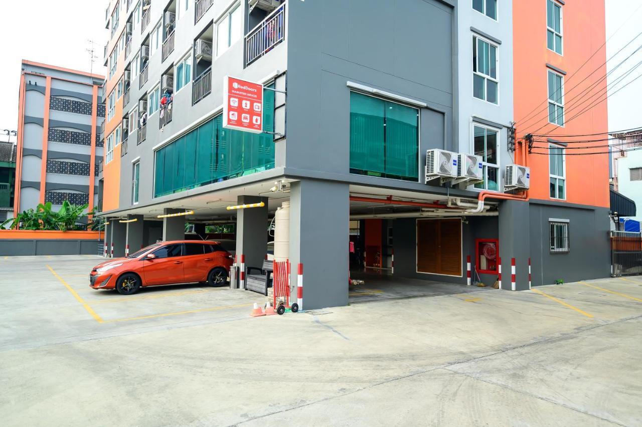 The Living Block Hotell Bangkok Exteriör bild