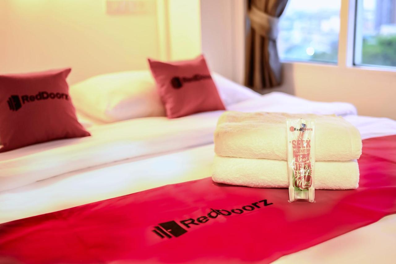 The Living Block Hotell Bangkok Exteriör bild